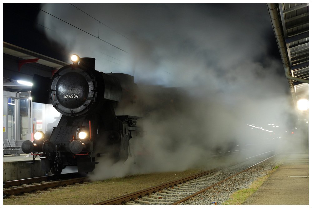 Bereits am Abend des 21.10.2009 wurde 52.4984 fr den Fotosonderzug am nchsen Tag nach Drosendorf von Wien nach Retz berstellt. Die Aufnahme zeigt den Zug als Lp 17390 von Wien Sdbf Fbf bei der Ankunft am Zielbahnhof Retz.