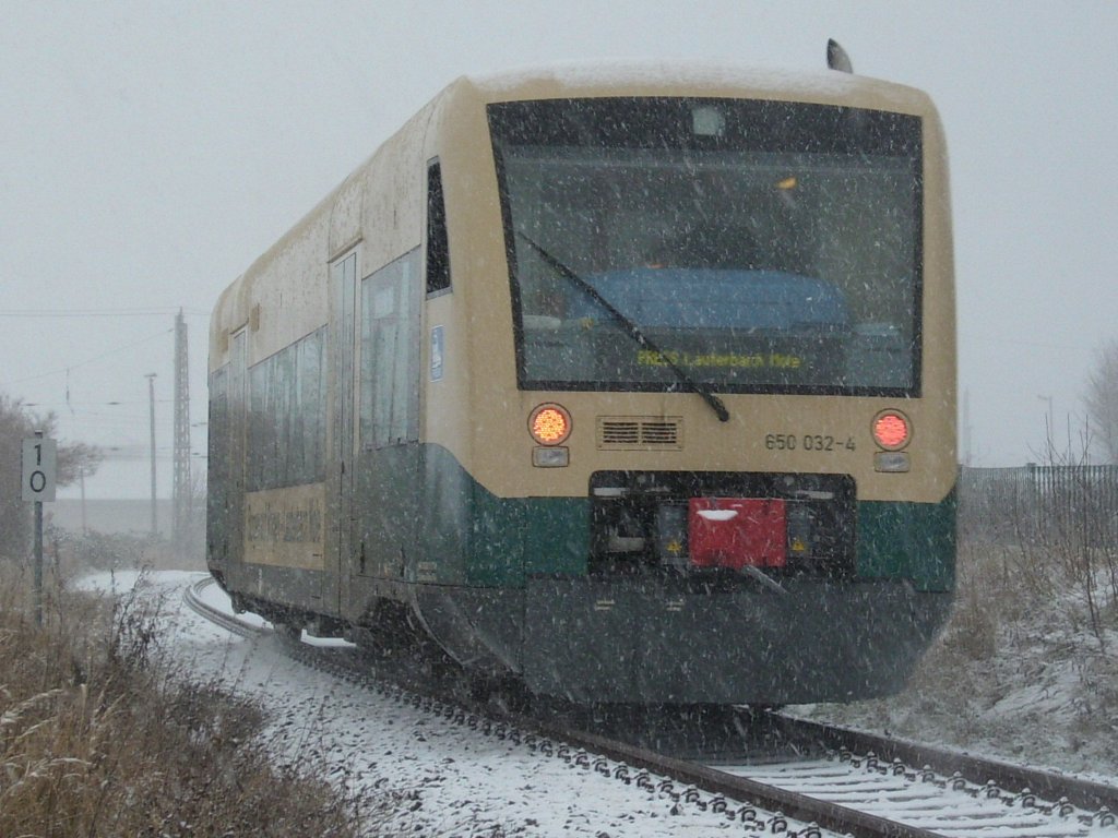Bereits am Neujahrstag gab es einen Vorgeschmack auf  Daisy .Hier kmpfte sich PRE 80102 am 01.Januar 2010 von Lauterbach Mole durch den Schneegestber nach Bergen/Rgen aber zum Glck hatte der VT 650 032 ja gleich den Zielbahnhof erreicht.