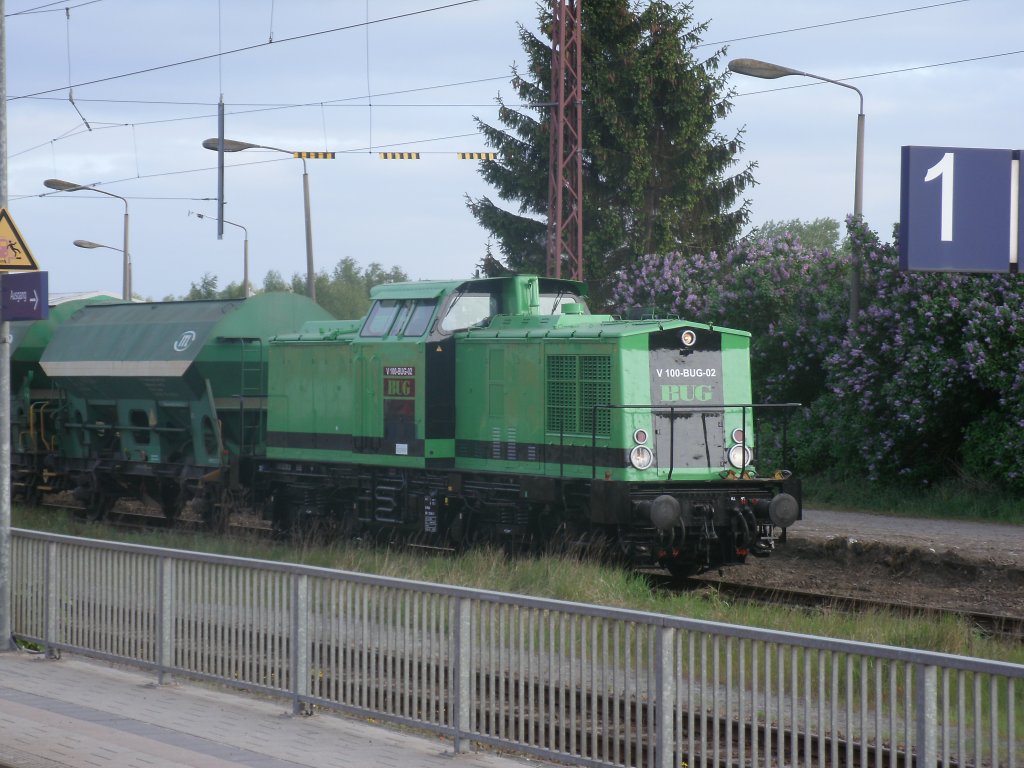 Bereits auf Rgen konnte ich die Neue BUG Lok V100-BUG-02 schon einige Male fotografieren.Auf meiner Fahrt am 12.Mai 2012 nach Berlin fotografierte ich die Lok in Anklam aus dem Zug.