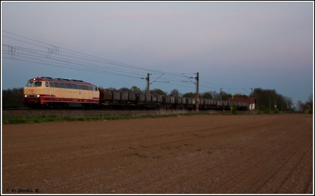 Bereits dunkel (und ich bereits auf dem Heimweg) war es als 217 002 mit dem Saaler Kalkzug nach Saal mir per Handy gemeldet wurde. Ich konnte es zuerst kaum glauben, kannte ich diese Leistung nicht mit 217 bespannt. Also glaubte ich es und wurde nicht enttuscht. Dank RAW kann das Bild nun so aussehen, wie es ist. Danke RAW. (20.04.2011, Kfering)