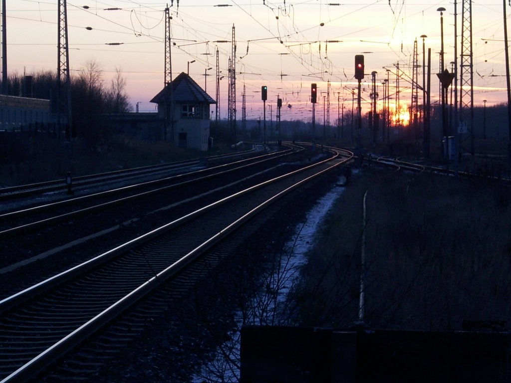 Bereits gegen 15:30 Uhr zeigte die Sonne an der Ein-und Ausfahrt in Bergen/Rgen ihre letzten Sonnenstrahlen bevor die eisige Klte kam.Das linke Ausfahrsignal zeigte bereits schon Ausfahrt frei fr den PRESS VT 650 032 nach Lauterbach Mole. 