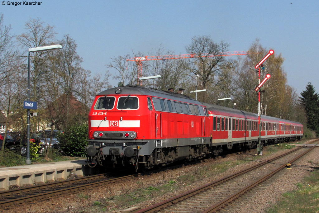 Bereits Geschichte sind die Einstze der BR 218 auf der pflzischen Maximiliansbahn. Hier schiebt die 218 478-6 den RE 28033 (Neustadt (W) Hbf-Karlsruhe Hbf) nach Karlsruhe. Aufgenommen am 29.03.2011 in Kandel.