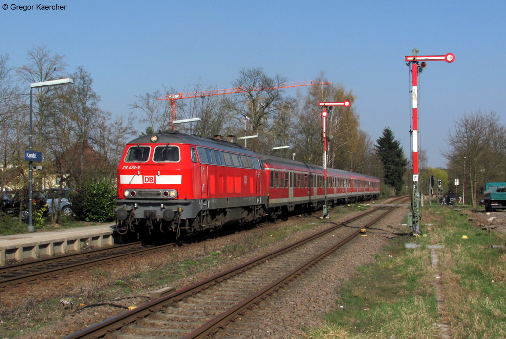 Bereits Geschichte sind die Einstze der BR 218 in der Sdpfalz. Hier die 218 478-6 mit dem RE 28026 (Karlsruhe-Neustadt) bei der Einfahrt in Kandel. Aufgenommen am 29.03.2011.