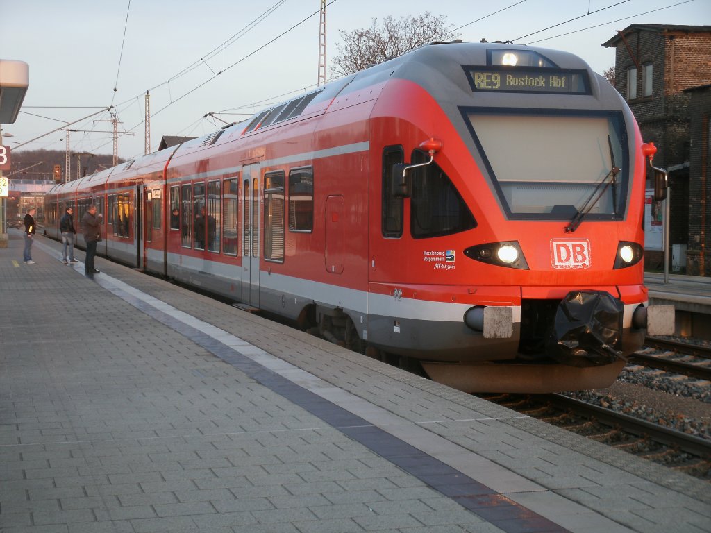 Bereits im letzten Sonnenlicht fuhr 429 030,am 29.November 2011,als RE 13012 Lietzow-Rostock von Bergen/Rgen los.