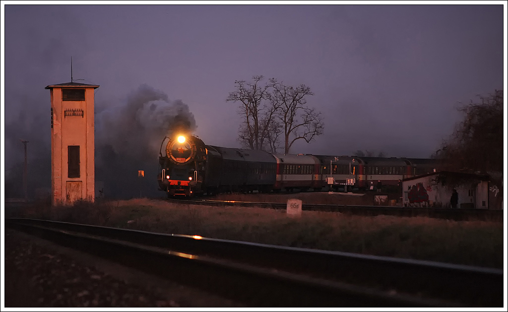 Bereits nach Sonnenuntergang rollt 498.104 pnktlich um 16:21 mit ihrem Jubilumssonderzug Sp 11044 von Nov Mesto nad Vhom (SK) nach Vesel nad Moravou (CZ) am 29.12.2012 in den Zielbahnhof.