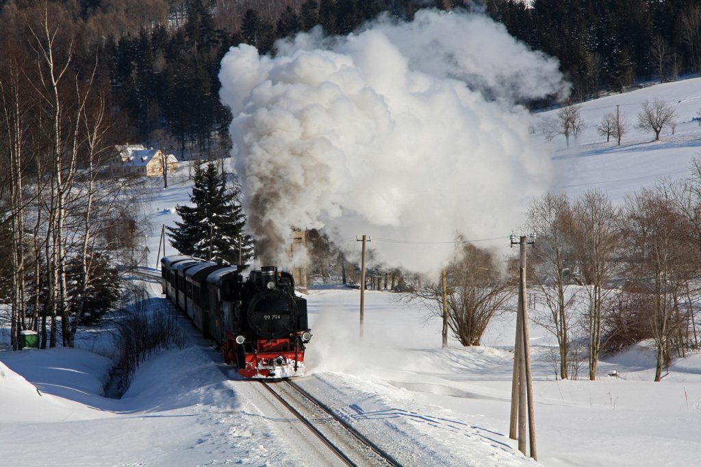 Bereits im oberen Streckenabschnitt, erreicht der Zug hier die Ortslage Hammerunterwiesenthal.