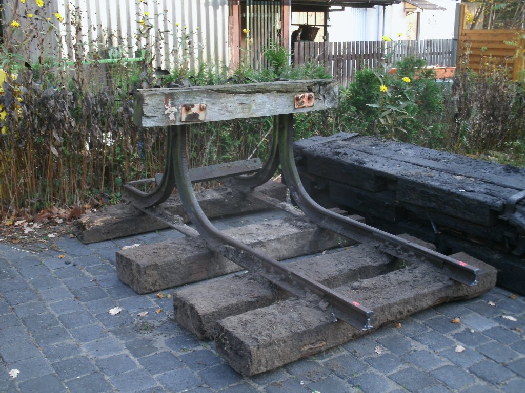 Bereits  Opfer  des Umbaues in Ghren wurde dieser Schmalspurprellbock,der am 05.November 2011 bereits ausgebaut in Ghren lag.