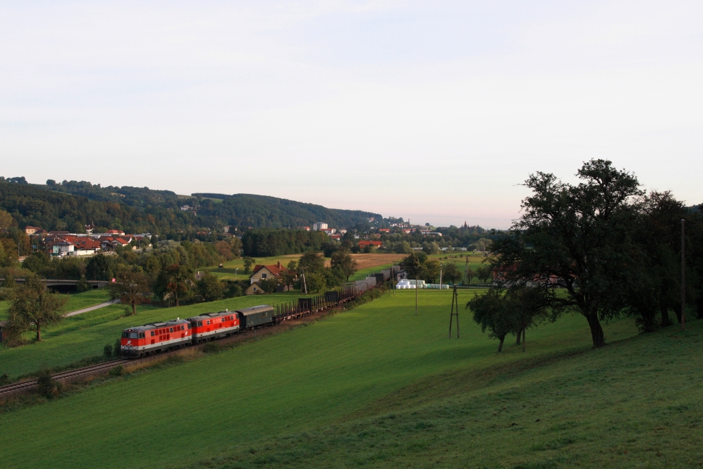 Bereits im Schatten prsentiert sich morgens die Traisentalbahn bei Gblasbruck. Grund genug um den VG 72052 nach St. Aegyd am Neuwalde, welcher derzeit mit 2143.073 und Vorspann 2143.013 wieder eine besonders nette Bespannung aufweist, dort einmal bei schlechterem Wetter aufzulauern. 21.09.2012