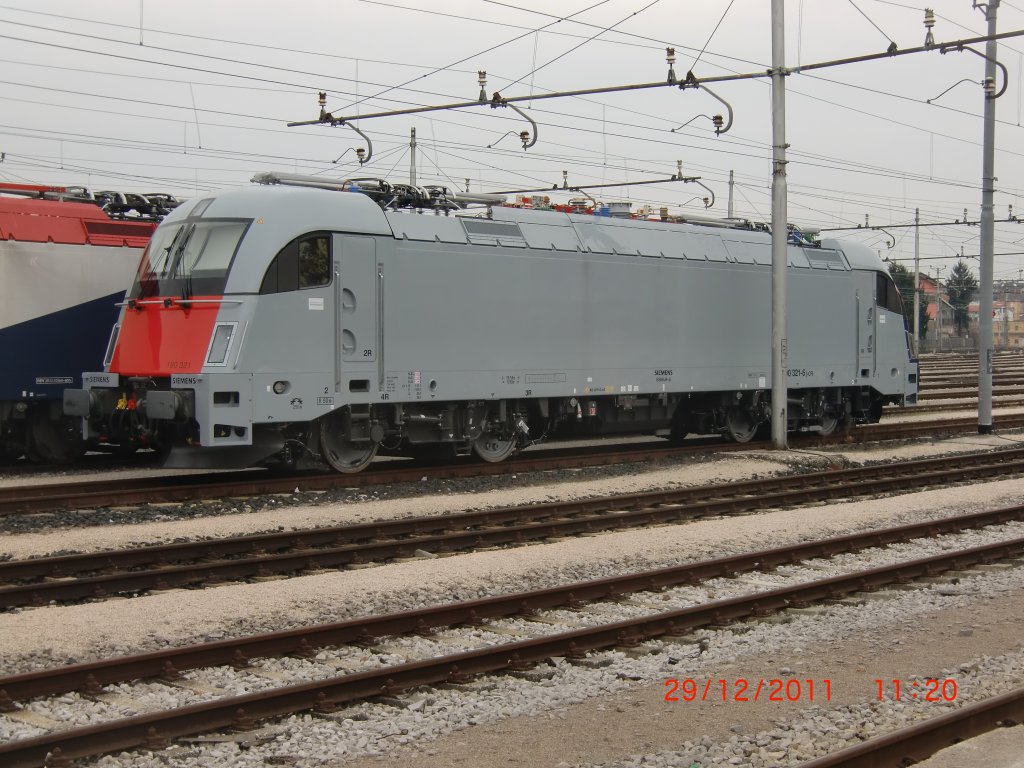 Bereits seit mehreren Monaten geistert die Nachricht durch das Internet, die italienische CFI (Compagnia Ferroviaria Italiana) htte zwei Siemens-Mehrsystemlokomotiven erworben. Bis dato htte man meinen knnen, es handle sich dabei um Phantomfahrzeuge, doch seit dem 29.12.2011 kann behauptet werden, da die Lokomotiven tatschlich existieren, denn dieses fabrikneue Exemplar mit der Nummer 2190 321-6 war an diesem Tag, wenn auch im Rohzustand, auf dem Frachtenbahnhof in Udine zu sehen. Man darf gespannt sein, wie es sich in fertigem Zustand mit dem Logo des Unternehmens prsentieren wird. Dahinter sind die beiden typengleichen Fahrzeuge von FUC (Ferrovie Udine Cividale) zu erkennen.