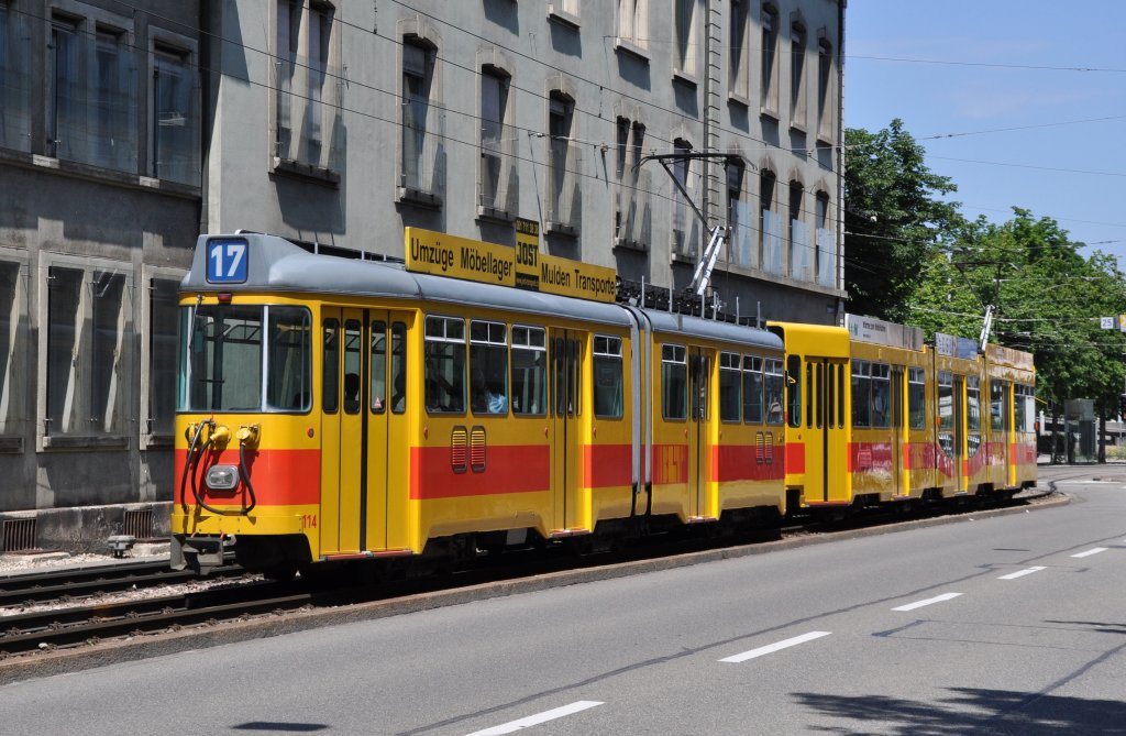 Bereits sind mehrere Kurse der Linie 17 mit Be 4/8 und Be 4/6 unterwegs. Hier die Wagen Be 4/6 114 und der Be 4/8 253 kurz vor der Haltestelle Heuwaage. Die Aufnahme stammt vom 16.06.2012.