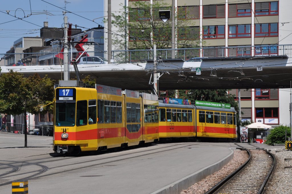 Bereits sind mehrere Kurse der Linie 17 mit Be 4/8 und Be 4/6 unterwegs. Hier die Wagen Be 4/8 237 und der Be 4/6 115 kurz nach der Haltestelle Heuwaage. Die Aufnahme stammt vom 16.06.2012.