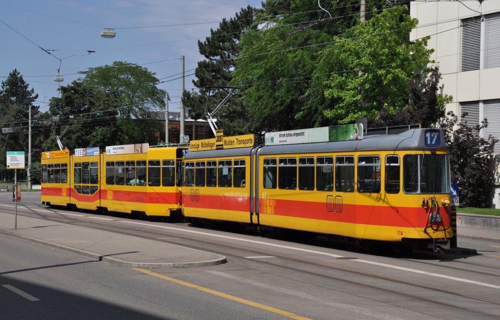 Bereits sind mehrere Kurse der Linie 17 mit Be 4/8 und Be 4/6 unterwegs. Hier die Wagen Be 4/6 114 und der Be 4/8 253 an der Haltestelle Ciba. Die Aufnahme stammt vom 16.06.2012.

