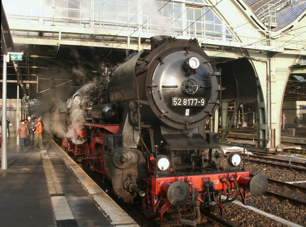 Bereits um 09:45 Uhr war im Berliner Ostbahnhof Abfahrtszeit fr 52 8177,am 29.Oktober 2011,mit dem DPN 92641.Noch zweimal am 29.Oktober und dreimal am 30.Oktober 2011 fuhr 52 8177 vom Ostbahnhof zur Rundfahrt  Berliner Osten  los.
