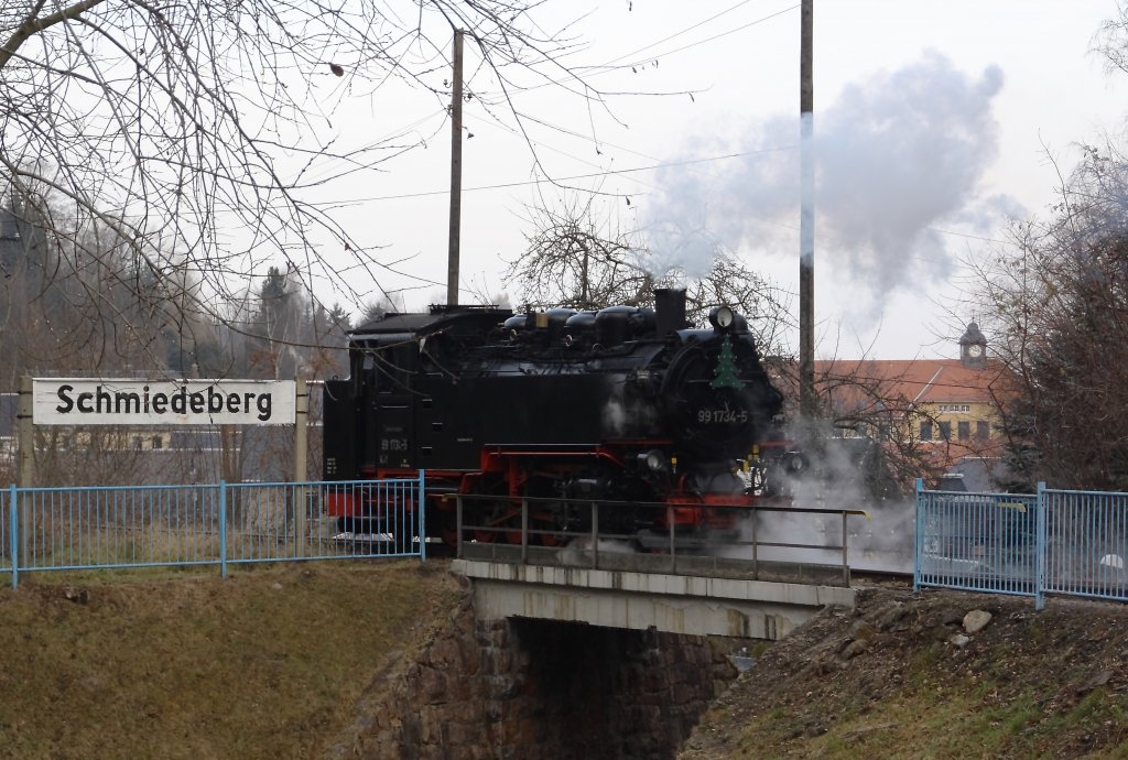 Bereits zum 2. mal fand im oberen Abschnitt der Weieritztalbahn am 1. Advent Fahrbetrieb statt. 99 734 setzt am 26.11.11 im Bahnhof Schmiedeberg um. 

