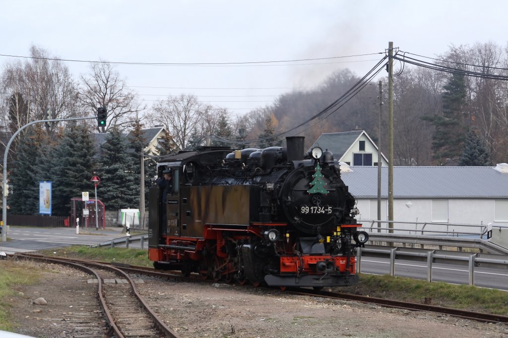Bereits zum 2. mal fand im oberen Abschnitt der Weieritztalbahn am 1. Advent Fahrbetrieb statt. 99 734 setzt am 26.11.11 im Bahnhof Obercarsdorf um. 


