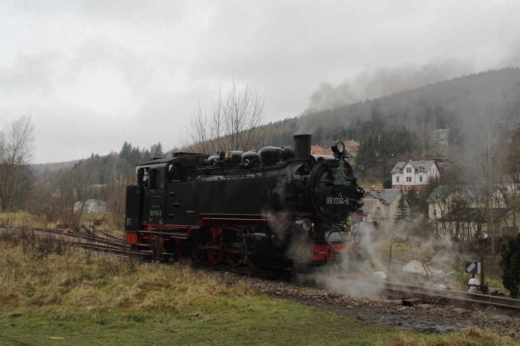 Bereits zum 2. mal fand im oberen Abschnitt der Weieritztalbahn am 1. Advent Fahrbetrieb statt. 99 734 setzt am 26.11.11 im Bahnhof Schmiedeberg um. 

