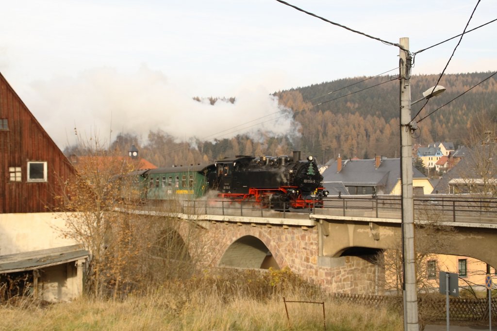 Bereits zum 2. mal fand im oberen Abschnitt der Weieritztalbahn am 1. Advent Fahrbetrieb statt. 99 1734-5 passiert am 26.11.11 den Viadukt kurz vor dem Bahnhof Schmiedeberg. 

