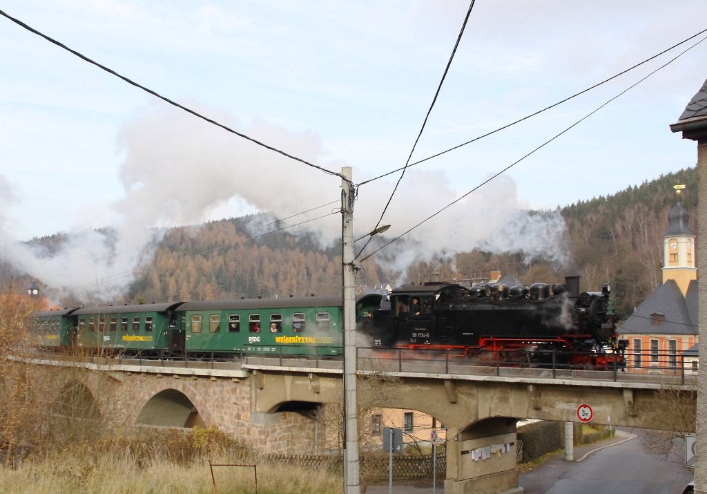 Bereits zum 2. mal fand im oberen Abschnitt der Weieritztalbahn am 1. Advent Fahrbetrieb statt. 99 1734-5 passiert am 26.11.11 den Viadukt kurz vor dem Bahnhof Schmiedeberg. 

