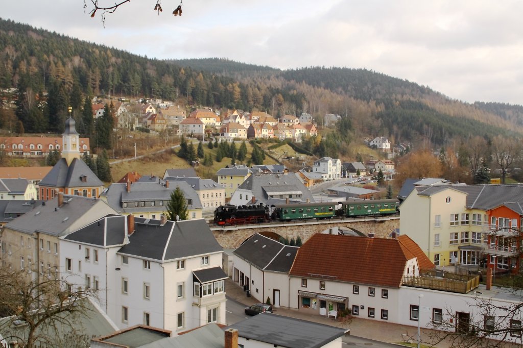 Bereits zum 2. mal fand im oberen Abschnitt der Weieritztalbahn am 1. Advent Fahrbetrieb statt. 99 1734-5 passiert am 26.11.11 den Viadukt in Schmiedeberg. 

