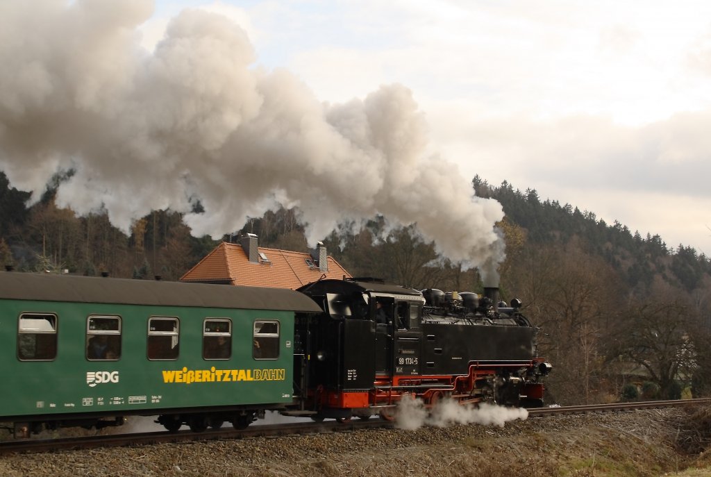 Bereits zum 2. mal fand im oberen Abschnitt der Weieritztalbahn am 1. Advent Fahrbetrieb statt. 99 1734-5 ist am 26.11.11 zwischen Obercarsdorf und Schmiedeberg unterwegs. 

