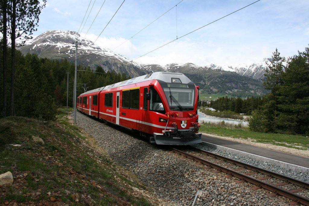 Bereits zum Zweiten Mal am 3.6.3010 ist der Allegro 3504 unterwegs Richtung Sden. Als Regio 1645 durchfhrt er soeben ohne Halt Punt Muragl Staz. 