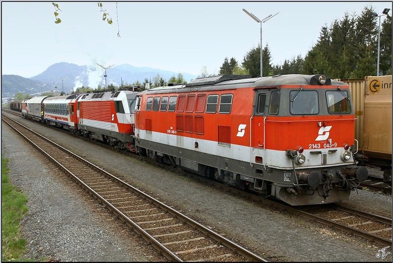 Bereits zum zweiten Mal fhrt dieser ungewhnliche Zug im Murtal. Messzug fr Drehgestellfahrten, bespannt mit den beiden E-Loks 1014 002 + 013, werden zur Beladung des Schiebewandwaggons, von der Diesellok 2143 045 von Zeltweg nach Pls gezogen. 
Pls 23.04.2009