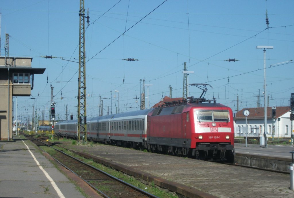 Bereitstellung des IC 892 nach Kiel im Leipziger Hbf. Die beiden Loks am 19.August 2012 waren 120 120 und 120 154.