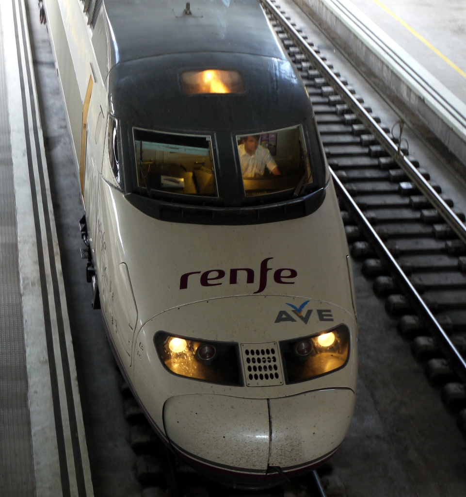 Bereitstellung eines Hochgeschwindigkeitszuges Richtung Madrid.  Sevilla Santa Justa , 14.9.2012