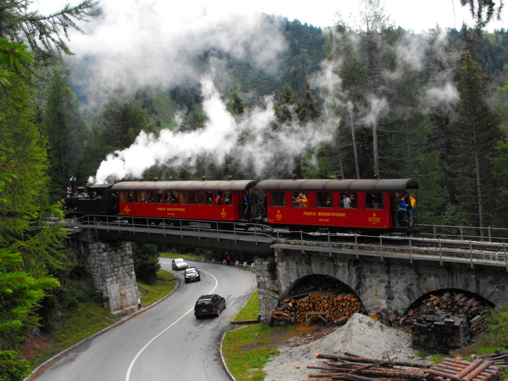 Bergan dampfender Pendelzug in schwierigem Gelaende, auf der Lammenbruecke. 13. August 2010