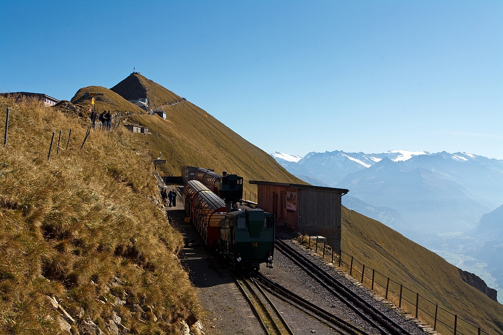 Bergbahnhof Rothorn Kulm  (2244 m . M.) am 01.10.2011. Die Zge mit den Heizl befeuerten BRB Loks 14 (links) und 16 (rechts) stehen noch auf der Bergstation. berallem thront der Rothorn Gipfel. 