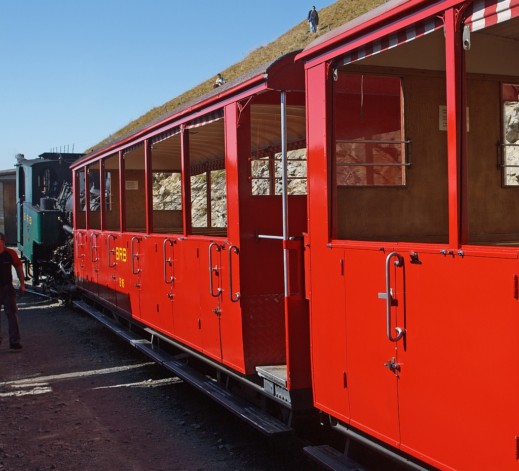 Bergbahnhof Rothorn Kulm  (2244 m . M.) am 01.10.2011. Die Kohle befeuerte BRB Lok 6 steht auf der Bergstation.