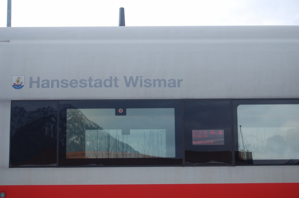 Berge in Wismar... einige Berge des Wettersteingebirges spiegeln sich am trben 13.3.2010 im Bahnhof Eschenlohe im ICE Tz 1111  Hanstestadt Wismar 