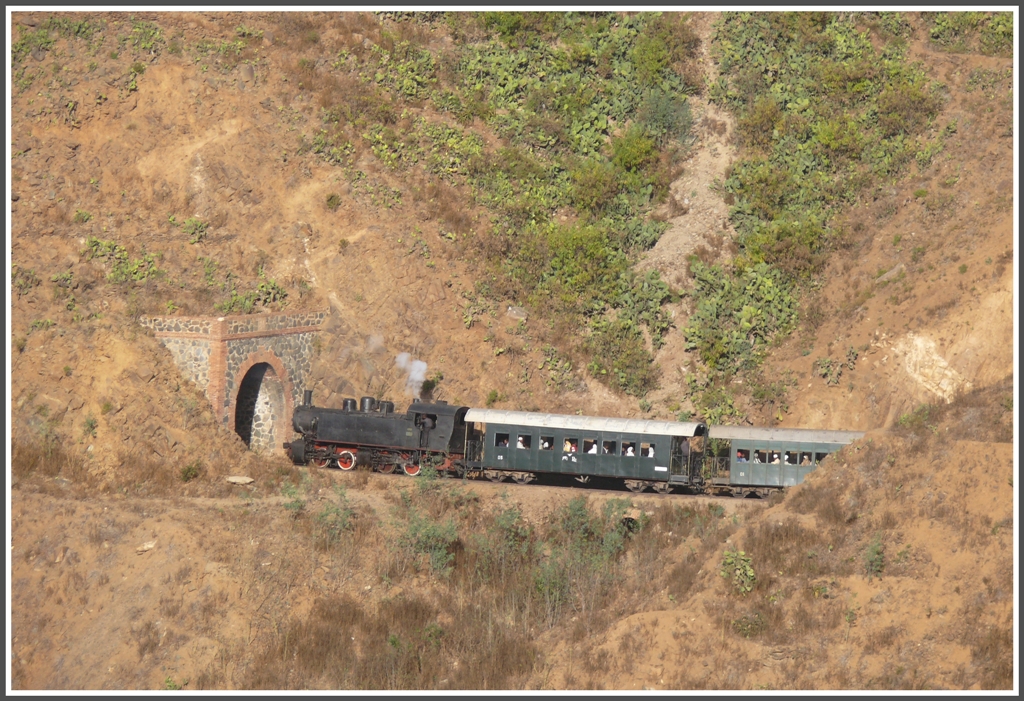 Bergfahrt der 442.59 durch die steil abfallenden Kakteenhnge zwischen Arbaroba und Shegerini. (02.02.2012)