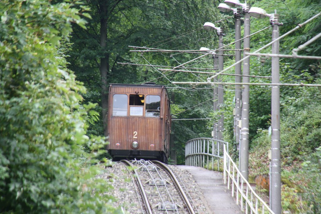 Bergfahrt von Wagen 2 der Stuttgarter Standseilbahn auf der 550 m langen Strecke im Stuttgarter Stadtteil Heslach. (14.08.2011)