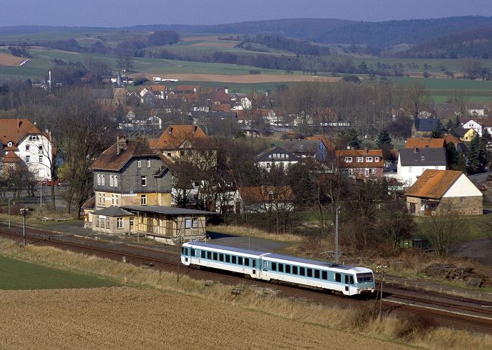 Bergheim-Giflitz an der Strecke Korbach - Bad Wildungen. Ein 628 macht am 11.03.1995 auf dem Weg nach Brilon Wald kurz Station. 
