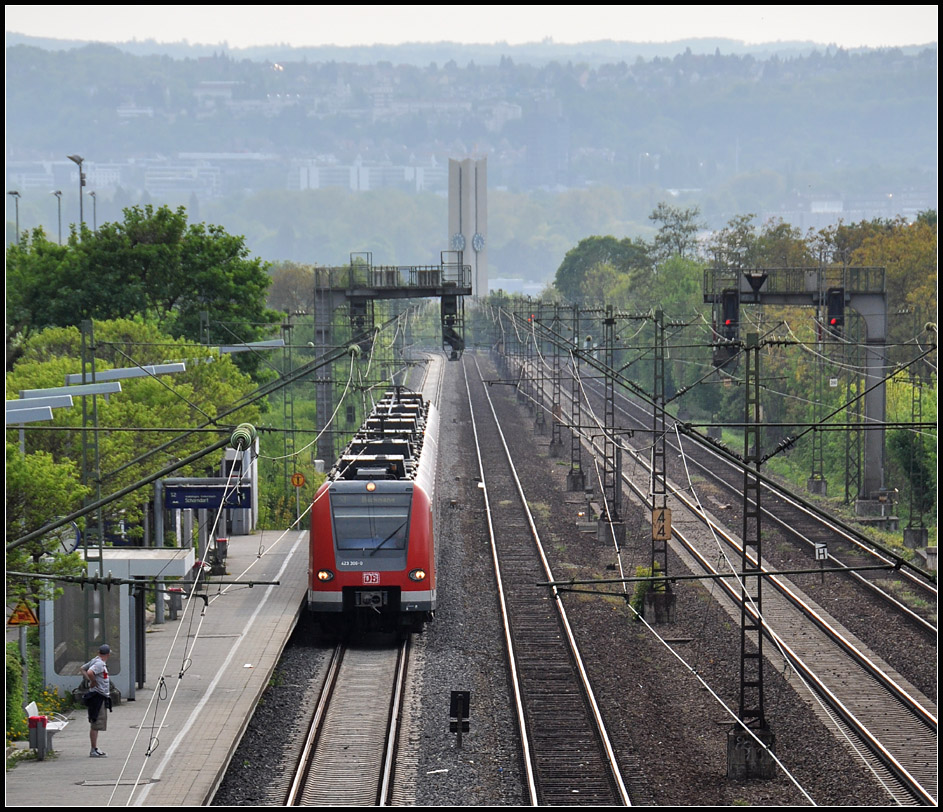 Bergiges Stuttgart - 

Ein S-Bahnzug der Baureihe 423 erreicht die S-Bahnstation  Sommerrain  an der viergleisigen Rampenstecke zwischen Bad Cannstatt und Fellbach. 

23.04.2011 (J)