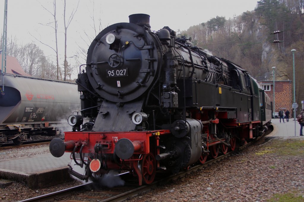  Bergknigin  95 027 mit einem Zug des Vereins  Sonderzugveranstaltungen Chemnitz  am 07.04.2012 im Bahnhof Rbeland/Harz. Nachdem sie den Zug von Blankenburg, unter Schubuntersttzung von 285 001 hier hinauf gebracht hat, befindet sie sich jetzt, wie das angehngte Schlusignal zeigt, fr die Rckfahrt am Ende desselben.