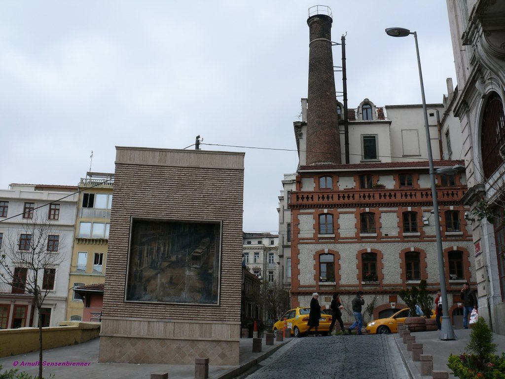 Bergstation der bereits 1875 erffneten Standseilbahn Tnel in Istanbul.
Rechts befindet sich der Eingang zum Tnel. Von 1875 bis 1971 wurde die Standseilbahn mit zwei Dampfmaschinen angetrieben. 
Sie standen in dem Gebude geradeaus. Der Kamin ist gut erhalten. Bis heute befinden sich Verwaltung und Technik des Tnel in dem Gebude. 
13.04.09