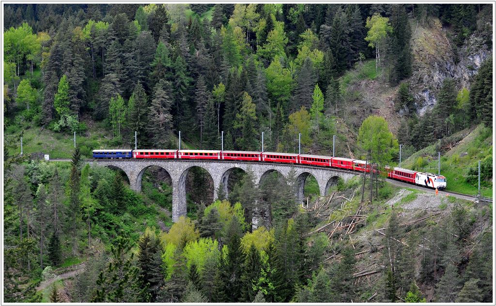Bergwrts berquert die Ge 4/4 III 649  Lavin  mit dem RE1137 das Schmittnertobel. (22.05.2013)