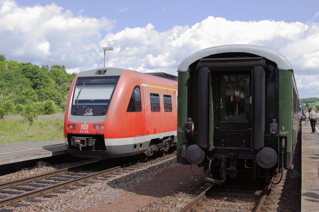 berholung am 09.06.2012 im Bahnhof Sandersleben. Whrend der rechts stehende Sonderzug aus Zwickau mit Zuglok 01 0509 und Fahrziel Wernigerode am Bahnsteig warten mu, zieht Triebzug 612 159 aus Halle/Saale kommend und mit Fahrziel Hannover an uns vorbei!