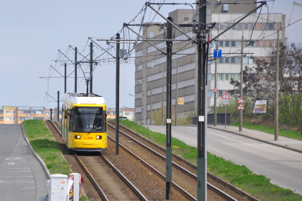 BERLIN, 01.05.2013, MetroTram M8 nach Nordbahnhof bei der Einfahrt in die Haltestelle Allee der Kosmonauten/Rhinstraße