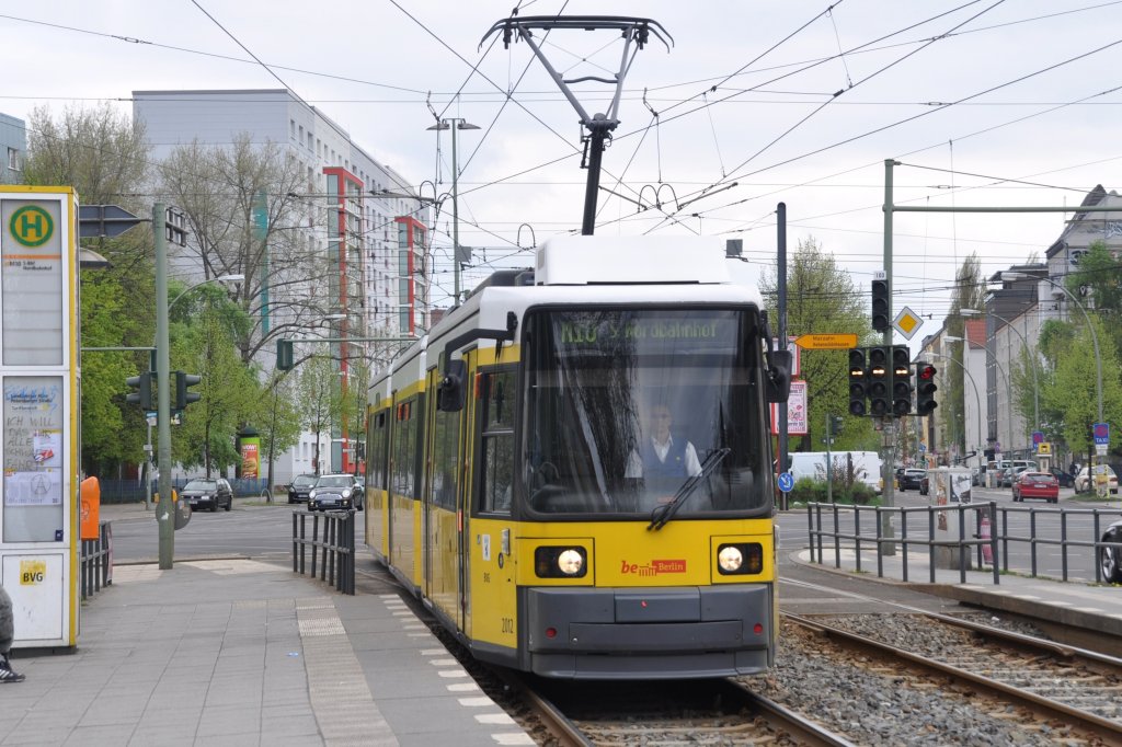BERLIN, 01.05.2013, Wagen 2012 als MetroTram M10 nach Nordbahnhof bei der Einfahrt in die Haltestelle Landsberger Allee/Petersburger Straße