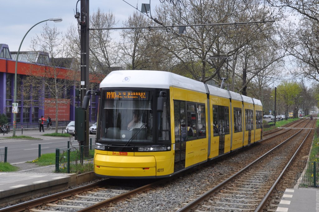 BERLIN, 01.05.2013, Wagen 4019 als MetroTram M10 nach S+U-Bahnhof Warschauer Straße bei der Einfahrt in die Haltestelle Landsberger Allee/Petersburger Straße
