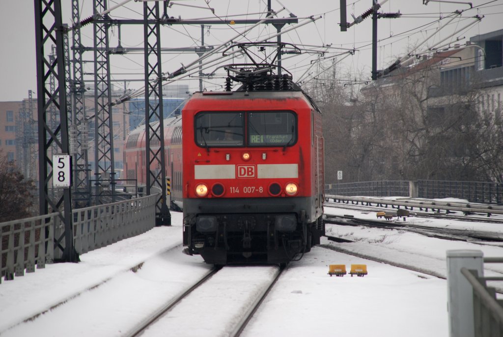 BERLIN, 06.02.2010, 114 007-8 als RE1 nach Frankfurt (Oder) bei der Einfahrt in Berlin Hauptbahnhof