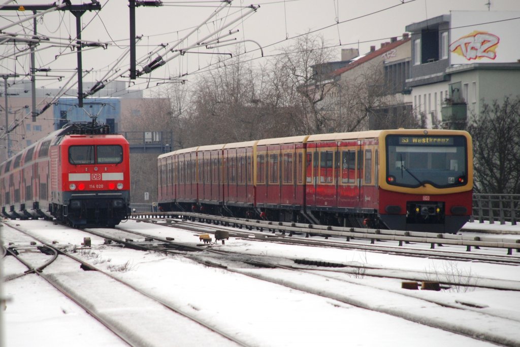 BERLIN, 06.02.2010, links 114 020 als RE nach Magdeburg Hbf, rechts eine S-Bahn der BR 481/482 als S3 nach Westkreuz, beide bei der Ausfahrt aus Berlin Hauptbahnhof