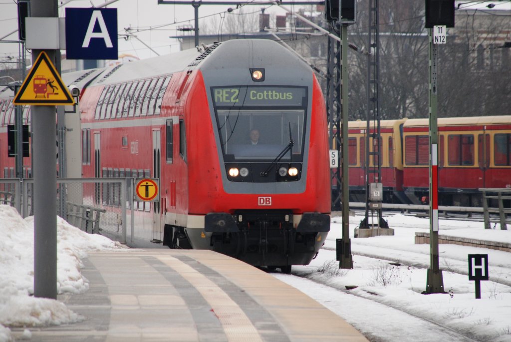 BERLIN, 06.02.2010, RE2 nach Cottbus bei der Einfahrt in Berlin Hauptbahnhof