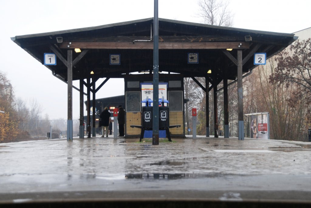 BERLIN, 06.12.2009, Blick auf den Bahnsteig des S-Bahnhofs Yorckstraße (Großgörschenstraße) (Berliner S-Bahnlinie S1) 