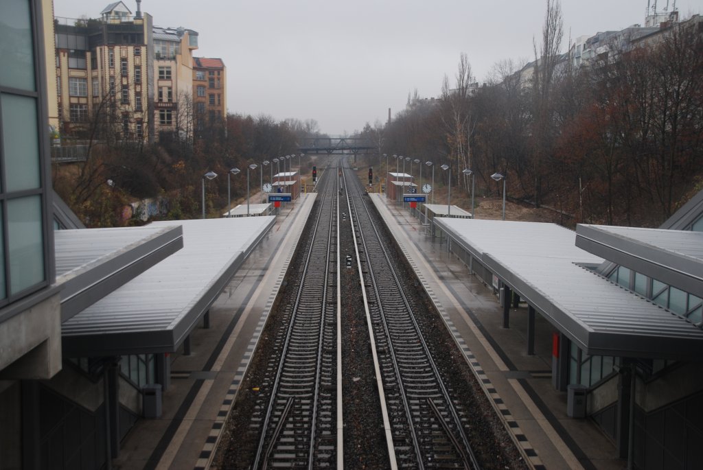 BERLIN, 06.12.2009, Blick auf den S-Bahnhof Julius-Leber-Brücke (Berliner S-Bahnlinie S1)


