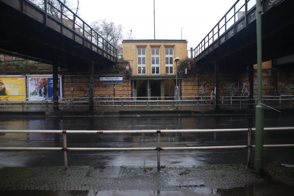BERLIN, 06.12.2009, Haupteingang des S-Bahnhofs Yorckstraße (Großgörschenstraße) (Berliner S-Bahnlinie S1) 

