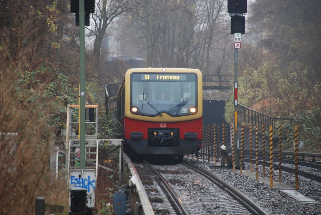 BERLIN, 06.12.2009, S1 nach Frohnau bei der Einfahrt in den S-Bahnhof Julius-Leber-Brücke
